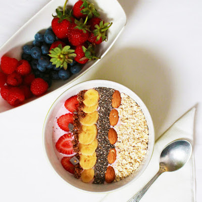 Smaeck Oisterwijk - yoghurt met granola aardbeien, banaan, bessen en zaden